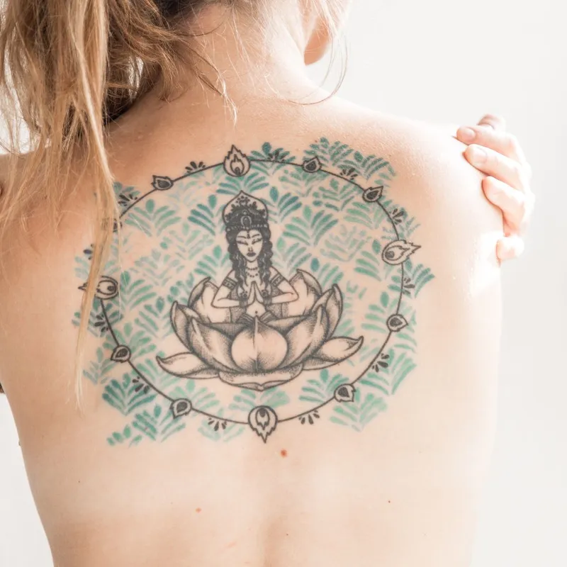 Ornamenteel mandala-rugstuk met een lotus en een zittende figuur